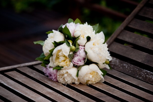 StudioCabrelli-vrai-mariage-toulon-la-mariee-aux-pieds-nus-bouquet-de-mariee-pivoines