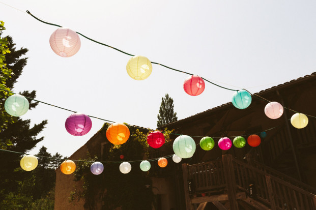 ©Pierre Atelier - Un mariage guinguette et colore - La mariee aux pieds nus