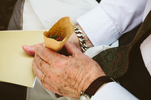 ©Pierre Atelier - Un mariage guinguette et colore - La mariee aux pieds nus