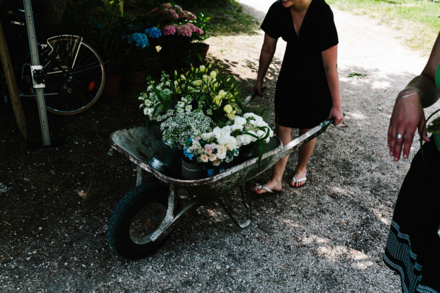 ©Pierre Atelier - Un mariage guinguette et colore - La mariee aux pieds nus