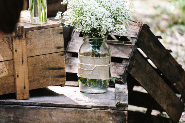 ©Pierre Atelier - Un mariage guinguette et colore - La mariee aux pieds nus