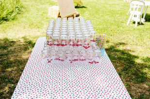 ©Pierre Atelier - Un mariage guinguette et colore - La mariee aux pieds nus