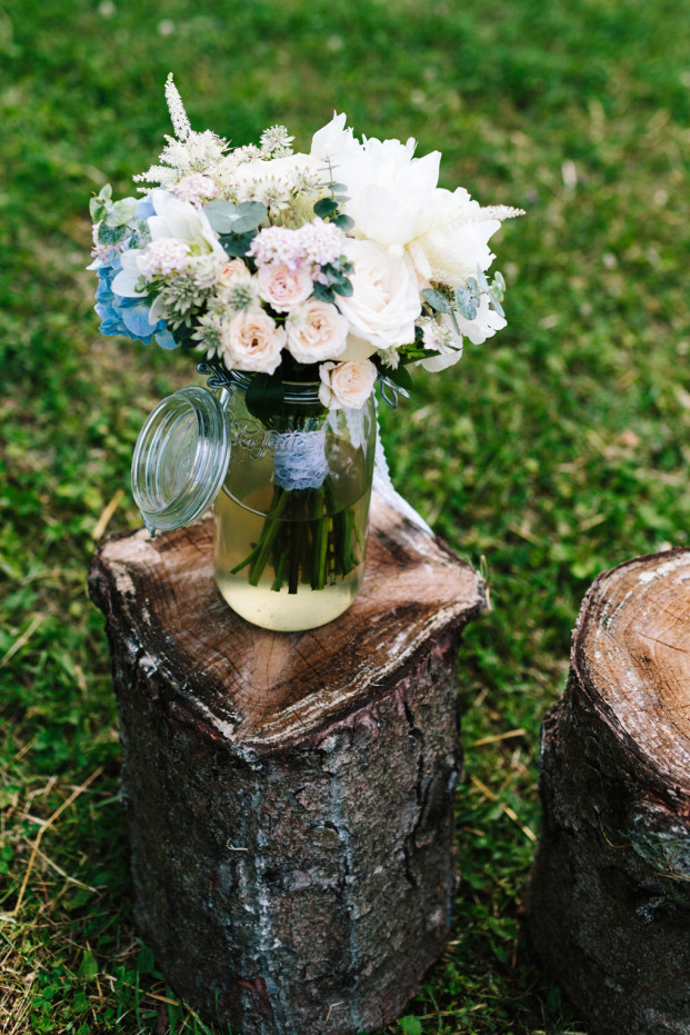 ©Pierre Atelier - Un mariage guinguette et colore - La mariee aux pieds nus