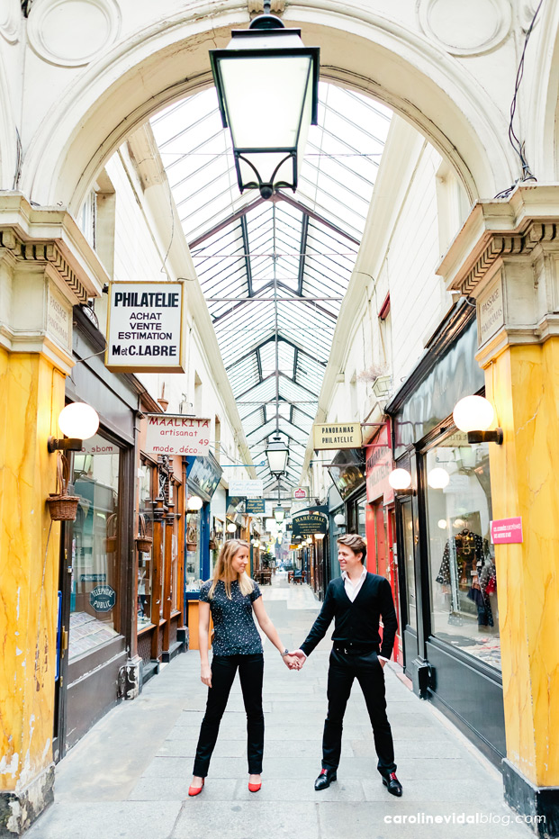 ©Caroline Vidal - Seance engagement a Paris - La mariee aux pieds nus