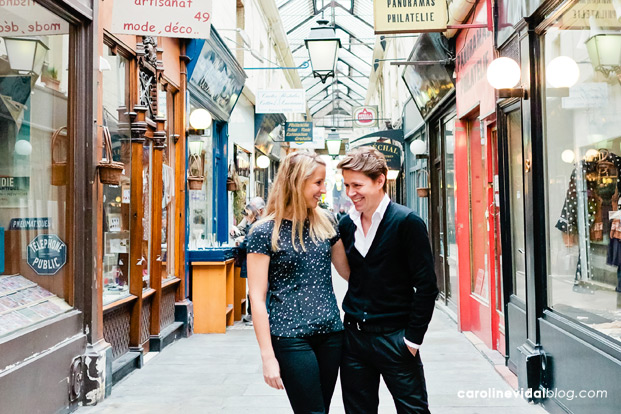 ©Caroline Vidal - Seance engagement a Paris - La mariee aux pieds nus