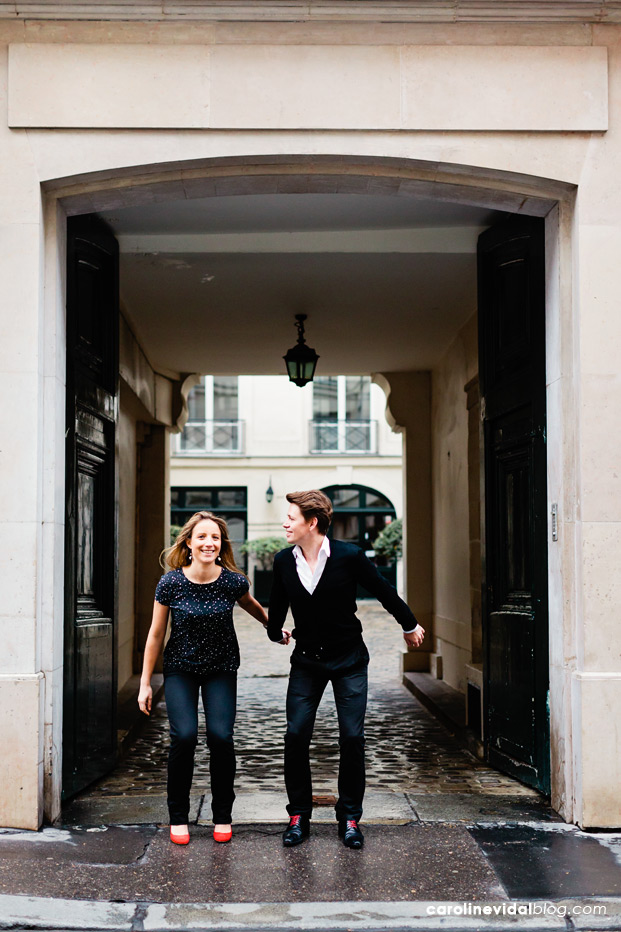 ©Caroline Vidal - Seance engagement a Paris - La mariee aux pieds nus