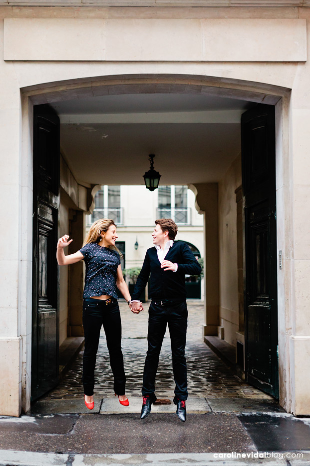 ©Caroline Vidal - Seance engagement a Paris - La mariee aux pieds nus