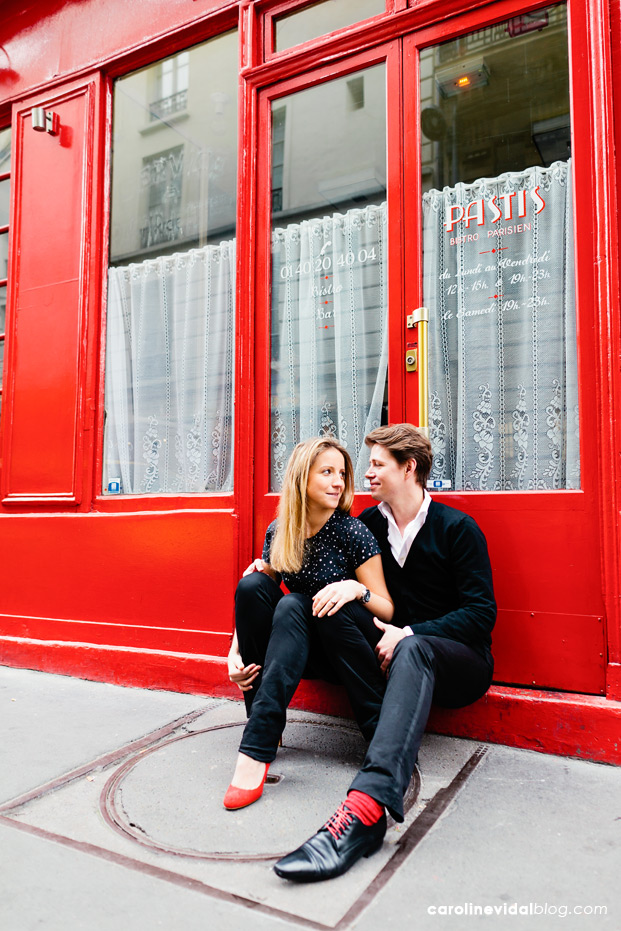 ©Caroline Vidal - Seance engagement a Paris - La mariee aux pieds nus