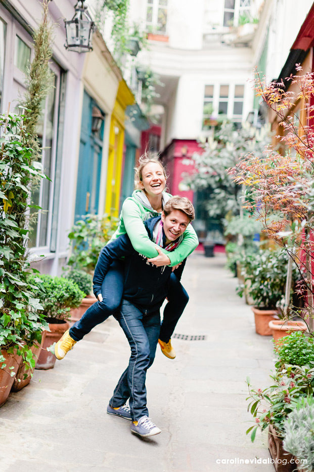 ©Caroline Vidal - Seance engagement a Paris - La mariee aux pieds nus