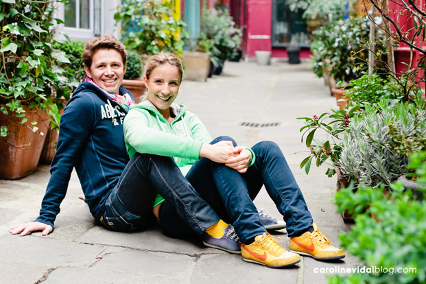 ©Caroline Vidal - Seance engagement a Paris - La mariee aux pieds nus