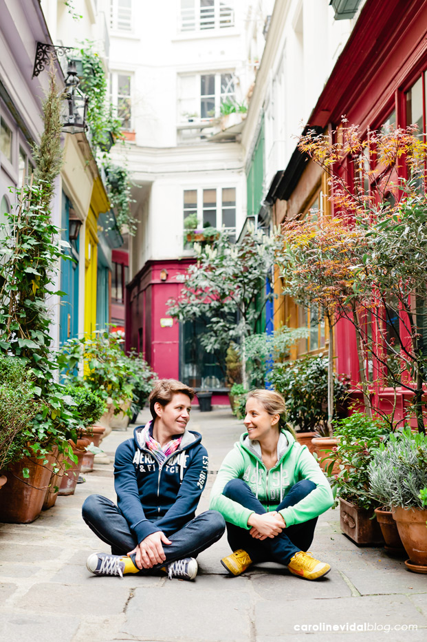 ©Caroline Vidal - Seance engagement a Paris - La mariee aux pieds nus