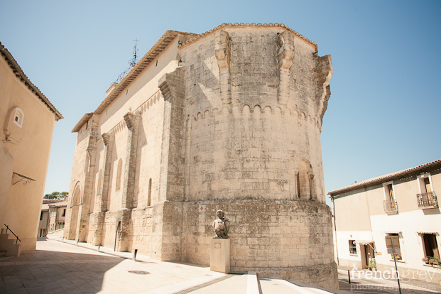 ©French Grey Photography - Un mariage en blanc a Montpellier - La mariee aux pieds nus