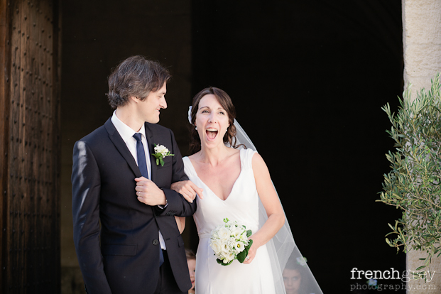 ©French Grey Photography - Un mariage en blanc a Montpellier - La mariee aux pieds nus