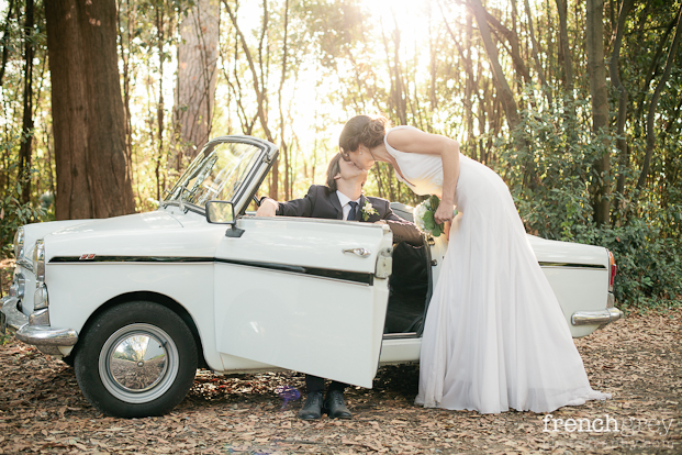 ©French Grey Photography - Un mariage en blanc a Montpellier - La mariee aux pieds nus