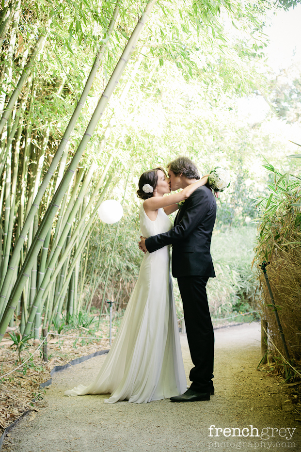 ©French Grey Photography - Un mariage en blanc a Montpellier - La mariee aux pieds nus