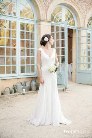 ©French Grey Photography - Un mariage en blanc a Montpellier - La mariee aux pieds nus