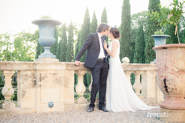 ©French Grey Photography - Un mariage en blanc a Montpellier - La mariee aux pieds nus