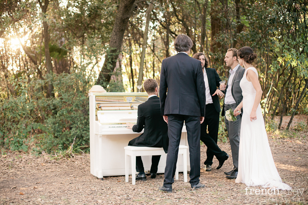 ©French Grey Photography - Un mariage en blanc a Montpellier - La mariee aux pieds nus