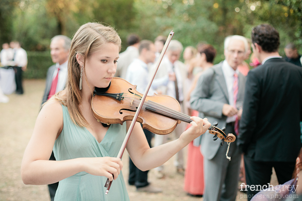 ©French Grey Photography - Un mariage en blanc a Montpellier - La mariee aux pieds nus