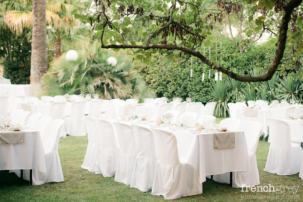 ©French Grey Photography - Un mariage en blanc a Montpellier - La mariee aux pieds nus