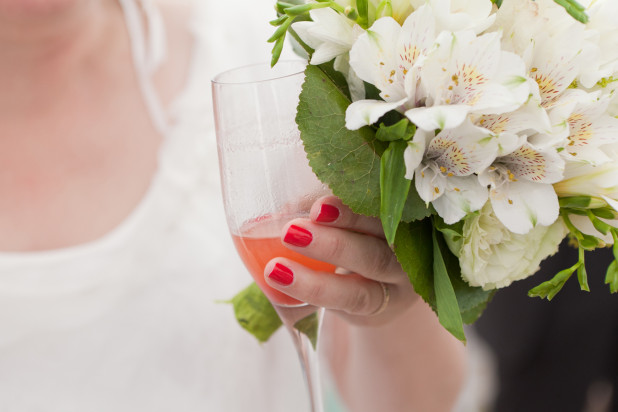©Claudine Grin - Un mariage en bleu - La mariee aux pieds nus