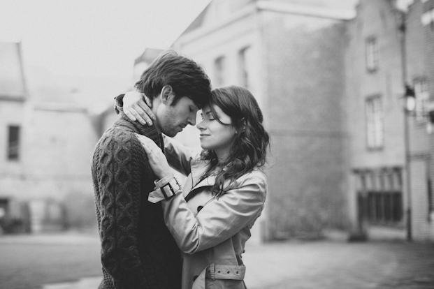 ©Coralie photography - Une seance engagement dans les rues de Lille - La mariee aux pieds nus