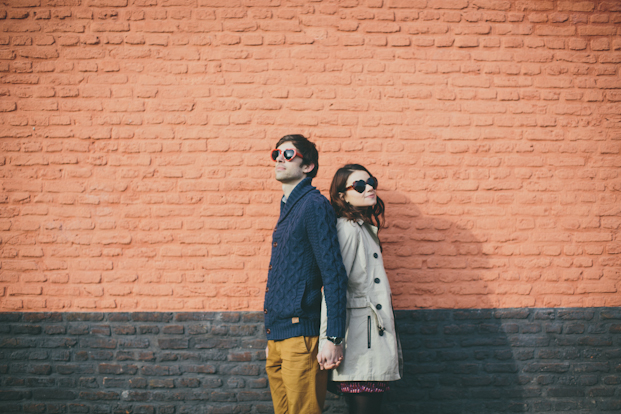 ©Coralie photography - Une seance engagement dans les rues de Lille - La mariee aux pieds nus