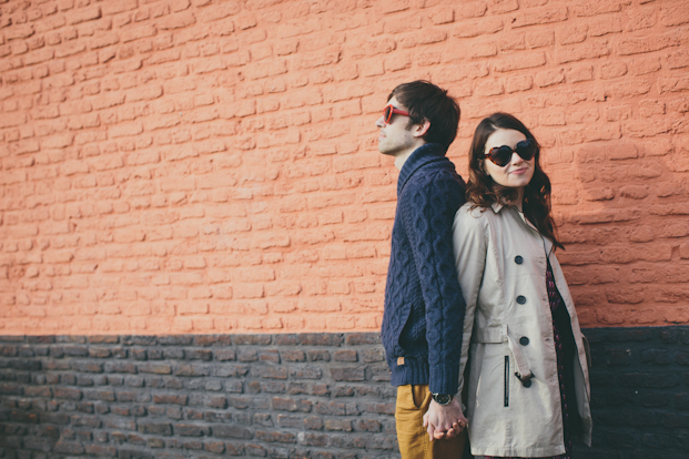 ©Coralie photography - Une seance engagement dans les rues de Lille - La mariee aux pieds nus