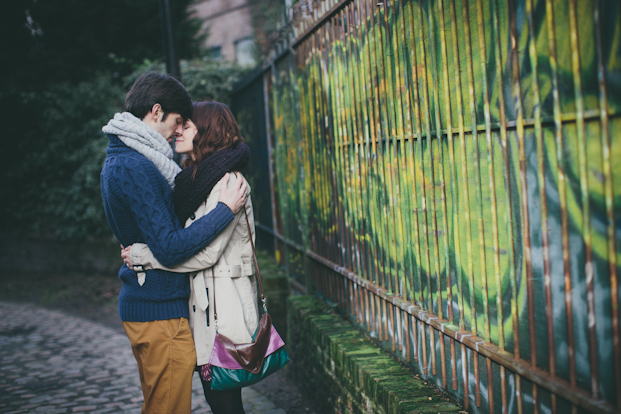 ©Coralie photography - Une seance engagement dans les rues de Lille - La mariee aux pieds nus