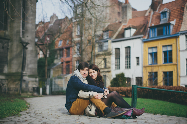 ©Coralie photography - Une seance engagement dans les rues de Lille - La mariee aux pieds nus