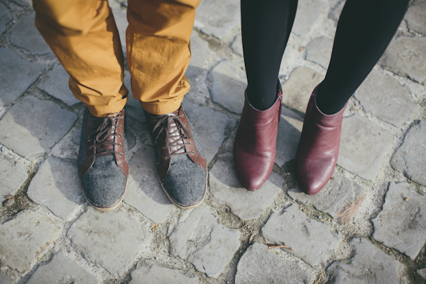 ©Coralie photography - Une seance engagement dans les rues de Lille - La mariee aux pieds nus