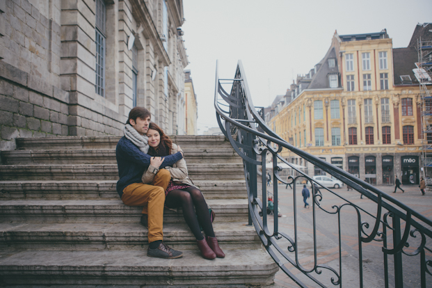 ©Coralie photography - Une seance engagement dans les rues de Lille - La mariee aux pieds nus