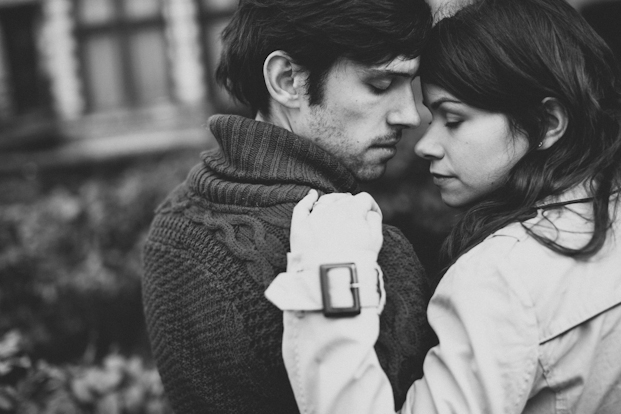 ©Coralie photography - Une seance engagement dans les rues de Lille - La mariee aux pieds nus