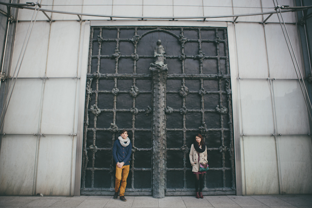 ©Coralie photography - Une seance engagement dans les rues de Lille - La mariee aux pieds nus