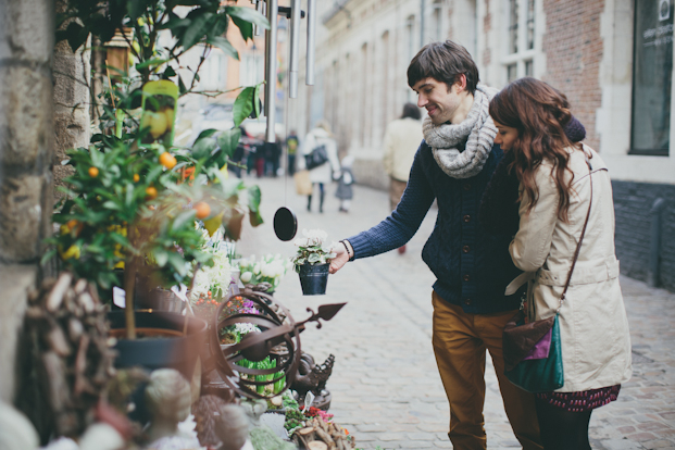 ©Coralie photography - Une seance engagement dans les rues de Lille - La mariee aux pieds nus