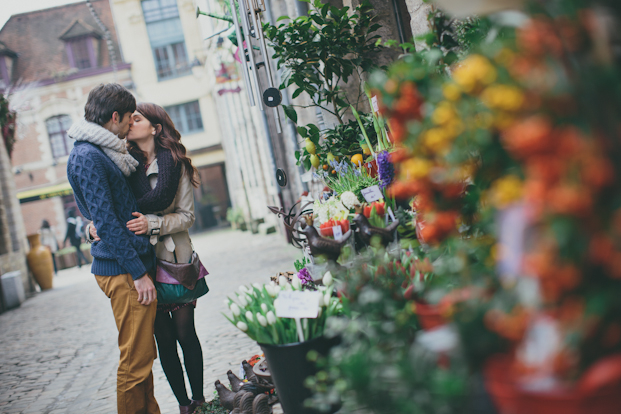 ©Coralie photography - Une seance engagement dans les rues de Lille - La mariee aux pieds nus