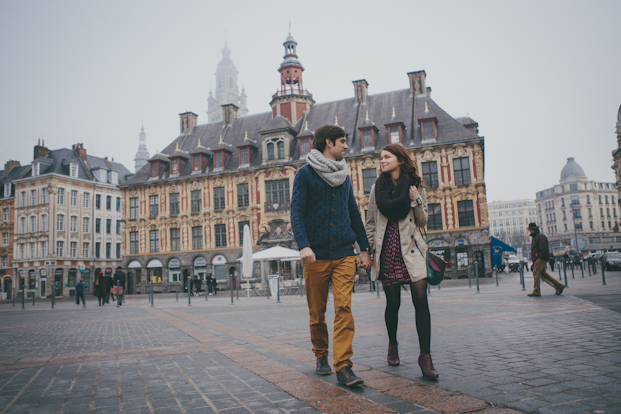 ©Coralie photography - Une seance engagement dans les rues de Lille - La mariee aux pieds nus