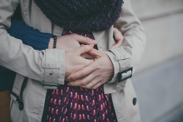 ©Coralie photography - Une seance engagement dans les rues de Lille - La mariee aux pieds nus