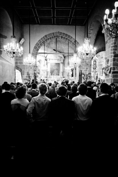 mariage-au-mont-saint-michel-sebastien-roignant-au-coin-du-jour-la-mariee-aux-pieds-nus