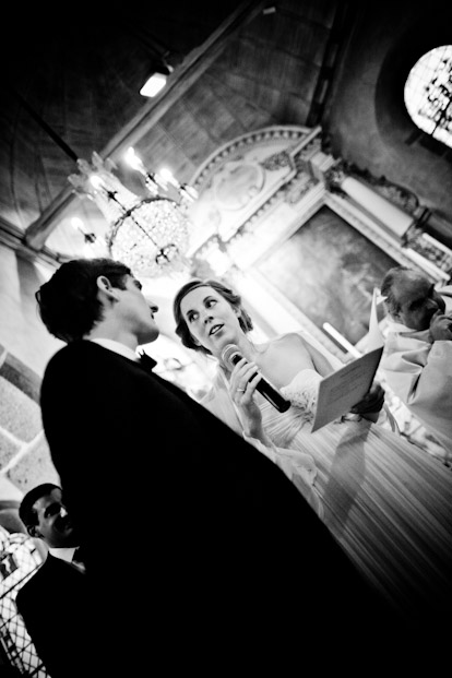 mariage-au-mont-saint-michel-sebastien-roignant-au-coin-du-jour-la-mariee-aux-pieds-nus
