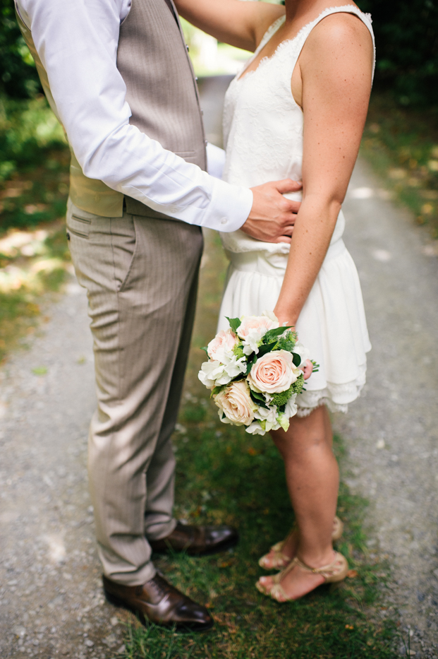 ©Emilie Iggiotti - mariage en bleu au colombier de la baie de Sienne- La mariee aux pieds nus