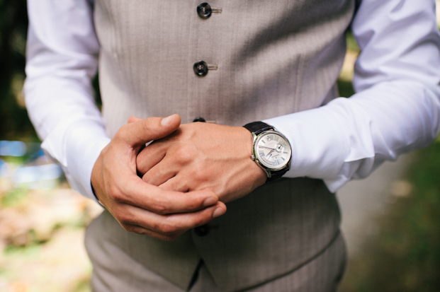 ©Emilie Iggiotti - mariage en bleu au colombier de la baie de Sienne- La mariee aux pieds nus