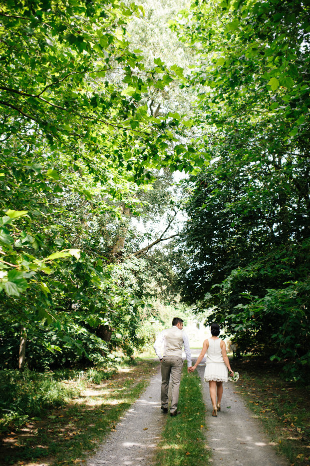 ©Emilie Iggiotti - mariage en bleu au colombier de la baie de Sienne- La mariee aux pieds nus