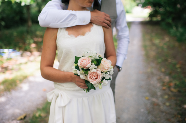 ©Emilie Iggiotti - mariage en bleu au colombier de la baie de Sienne- La mariee aux pieds nus