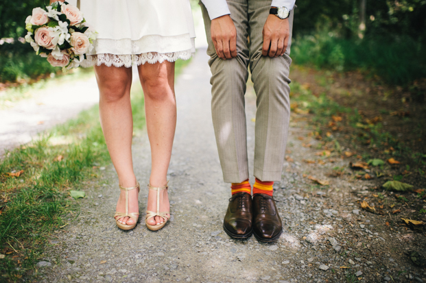 ©Emilie Iggiotti - mariage en bleu au colombier de la baie de Sienne- La mariee aux pieds nus