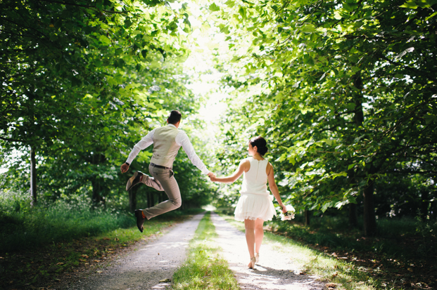 ©Emilie Iggiotti - mariage en bleu au colombier de la baie de Sienne- La mariee aux pieds nus