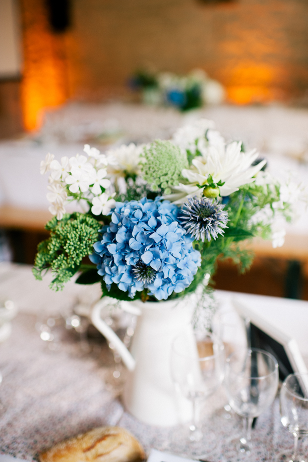 ©Emilie Iggiotti - mariage en bleu au colombier de la baie de Sienne- La mariee aux pieds nus