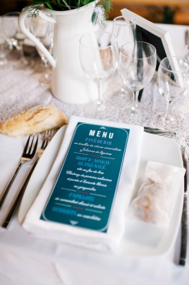 ©Emilie Iggiotti - mariage en bleu au colombier de la baie de Sienne- La mariee aux pieds nus