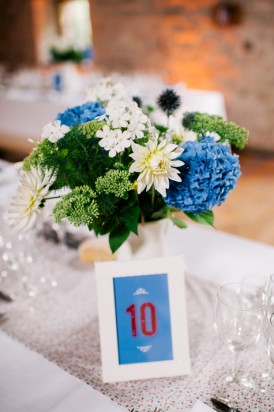 ©Emilie Iggiotti - mariage en bleu au colombier de la baie de Sienne- La mariee aux pieds nus