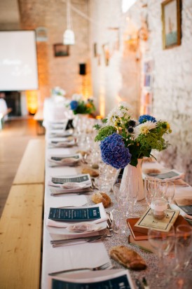 ©Emilie Iggiotti - mariage en bleu au colombier de la baie de Sienne- La mariee aux pieds nus